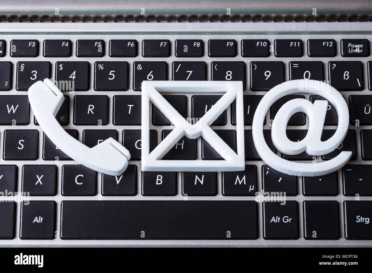 Metodi di contatto. Vista in elevazione di un telefono, e-mail e Post icona sulla tastiera del notebook Foto Stock