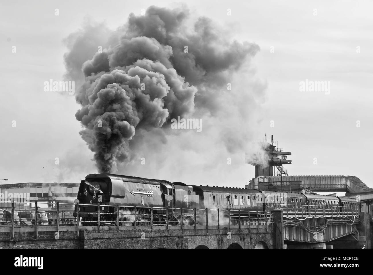 Locomotiva a vapore "Tangmere' No.34067 parte egli ha ormai chiuso Folkestone harbour station con 'La Freccia d'Oro" Foto Stock