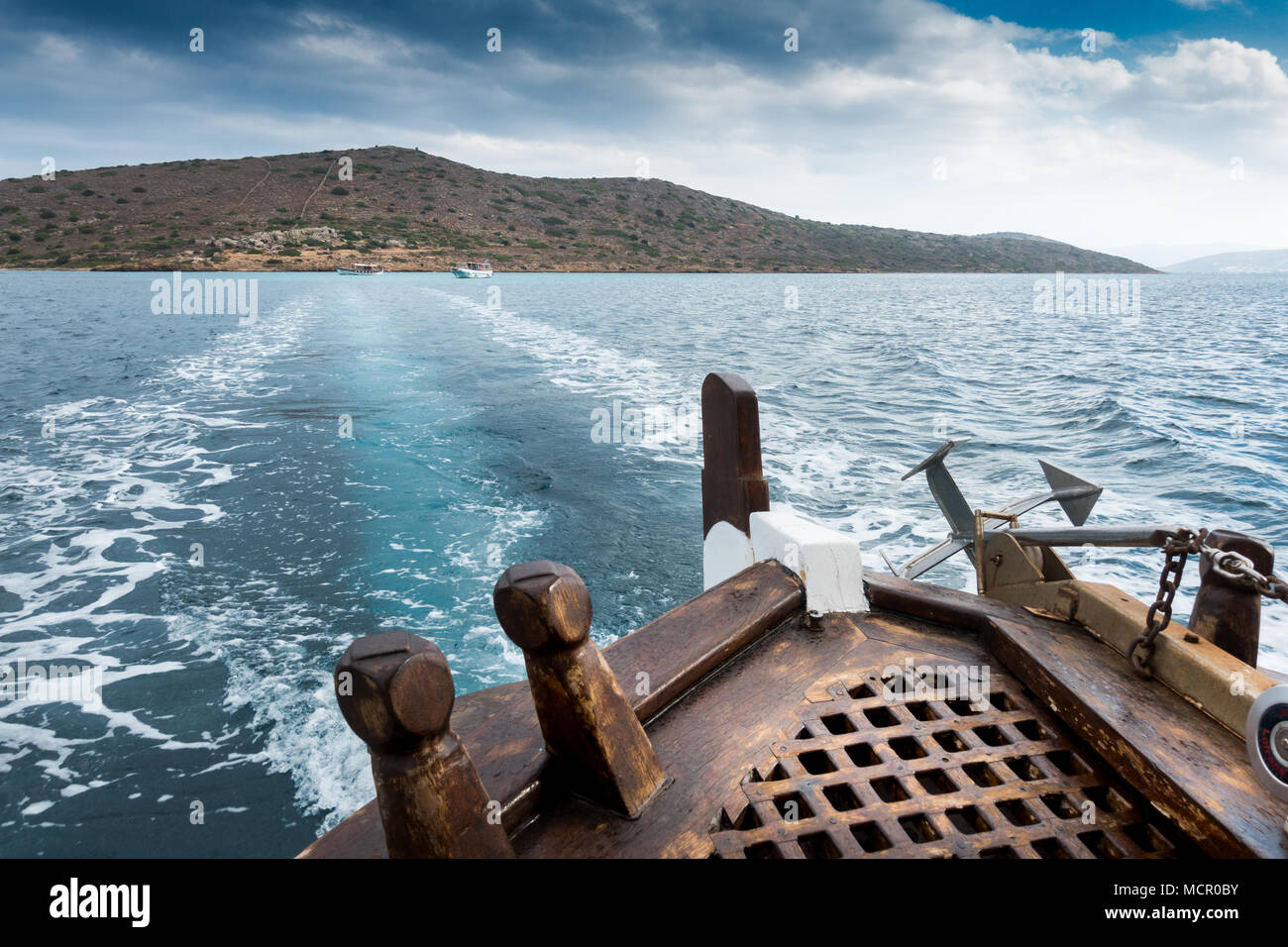 Nave di prua con paesaggi marini e di montagna, Creta, Grecia Foto Stock