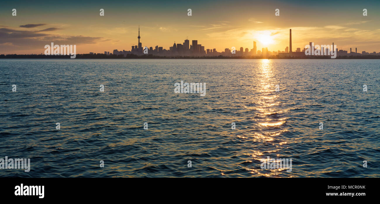 Vista panoramica del lago Ontario e dello skyline della città di Toronto, Canada Foto Stock