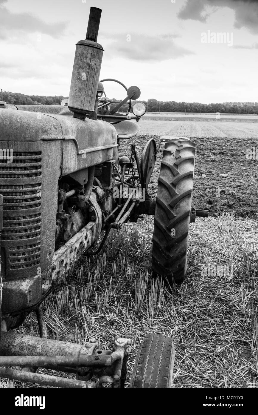 Vecchio trattore sul campo Foto Stock