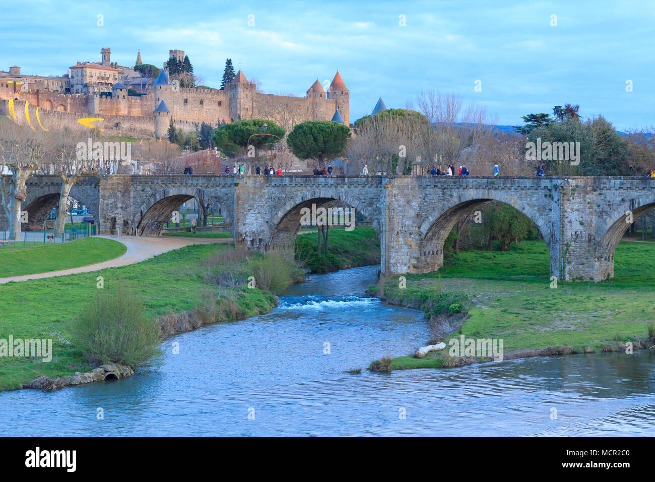 Vista della cittadella medievale e il ponte sul fiume Aude a Carcassonne, Francia Foto Stock