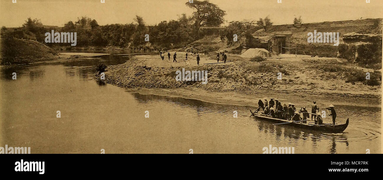 . Fig. 1. Fundstelle des Pithecanthropus (markiert mit weißem Kreuz) am linken Solo-Ufer. Im Hintergrund die Grube II der Selenka-Trinil-spedizione. Die erhöhte Halde ist von letzterer aufgeschüttet im Jahre 1907. Rechts Das Boot, das unsere Arbeiter übersetzt Foto Stock