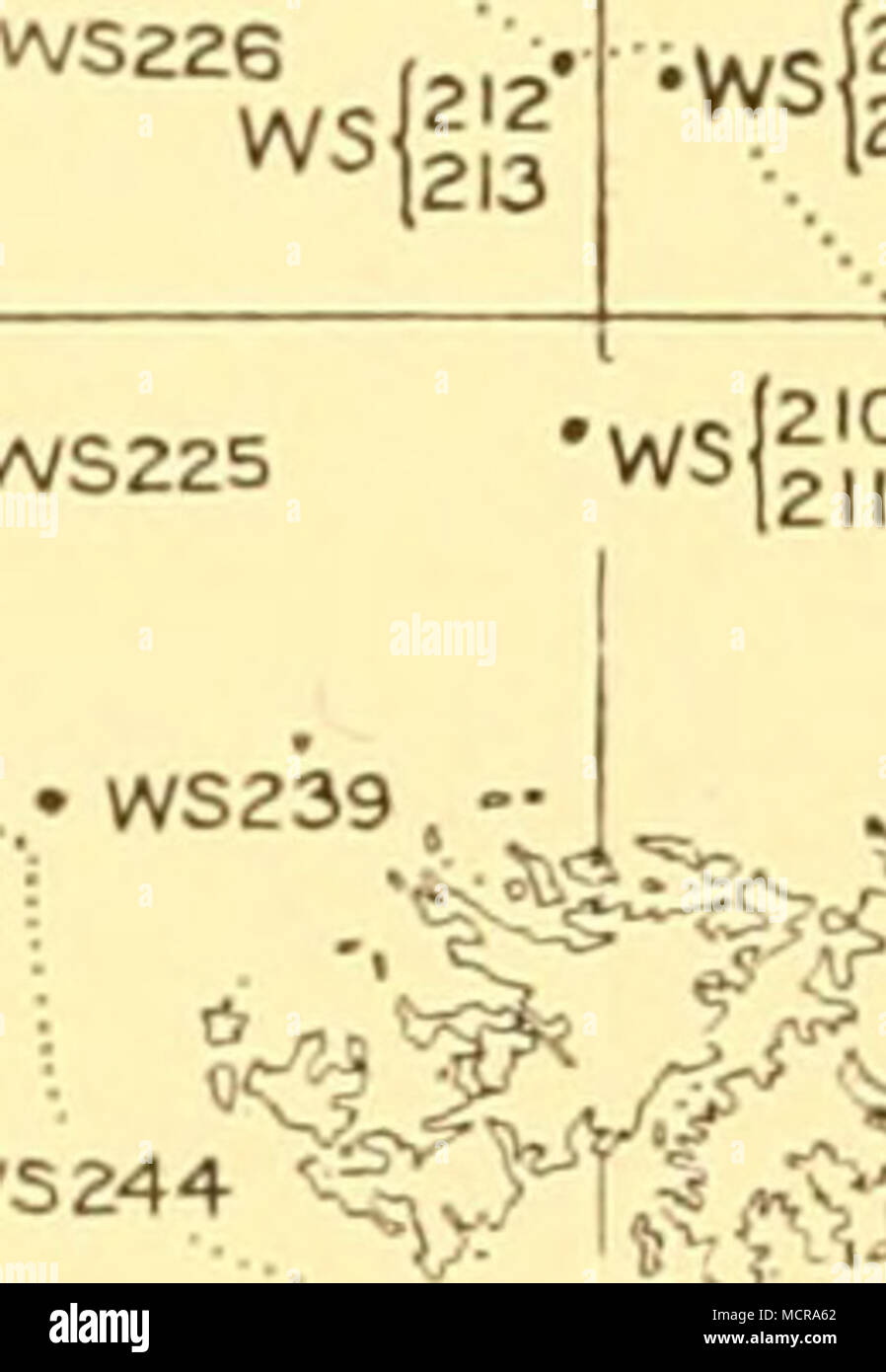 . "1Z33 210"WS (230 '1231 â .VV5229 '. Â¢WS228 â¢WS243 .WS239 5rf â â¢WS246^ â ¢ WS227 WS250 ' WS245 ..I â ¢ WS248 55 65Â° Fig. h. La seconda indagine sulla pesca a strascico; le posizioni della stazione in giugno e luglio 1928. lavorando su invertebrati e il cibo e parassiti dei pesci. La normale routine presso le stazioni di pesca a strascico è stata: primo, un suono; poi un bottino con la draga conica; quindi, a meno che il fondo si erano rivelati impossibilmente ruvida, un ora di cala con la rete a strascico " + accessori reti". La pesca a strascico è stata seguita da una seconda di suonare e la raccolta di campioni di acqua prelevati dalla superficie e fondo per la deter- minat Foto Stock