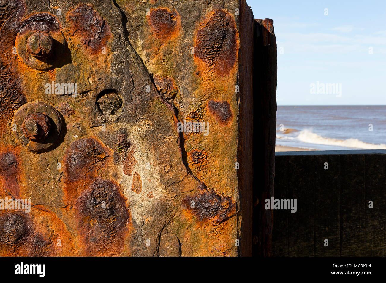 Un metallo Groyne proteggere la terra dal mare Foto Stock