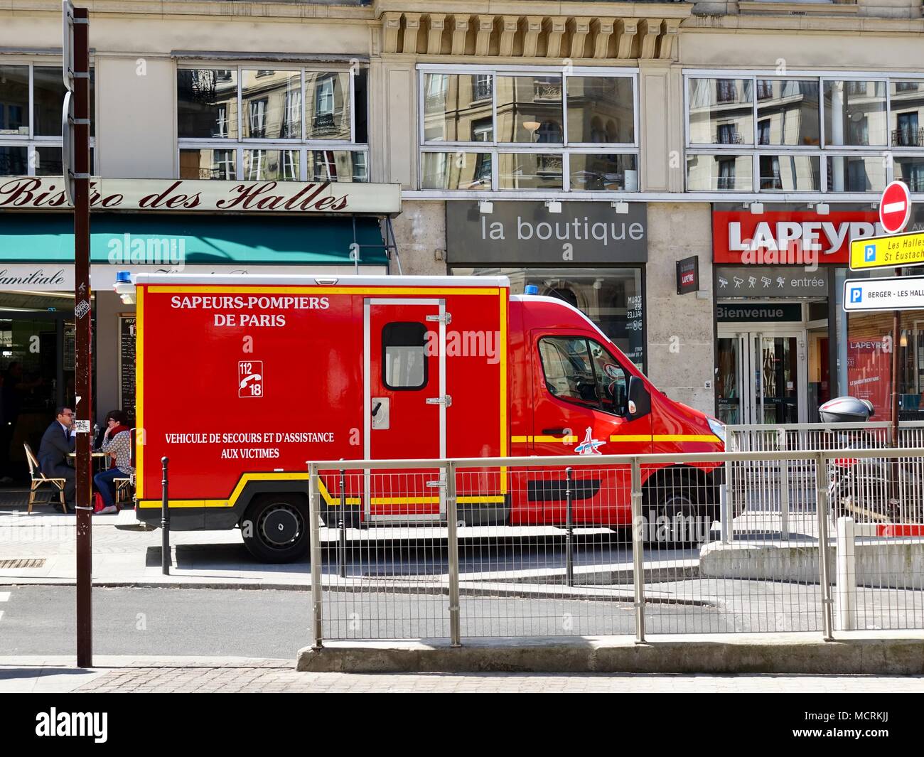 Sapeurs-pompiers de Paris ambulanza, parte del servizio di emergenza francese, parcheggiata fuori negozi vicino Les Halles. Parigi, Francia Foto Stock