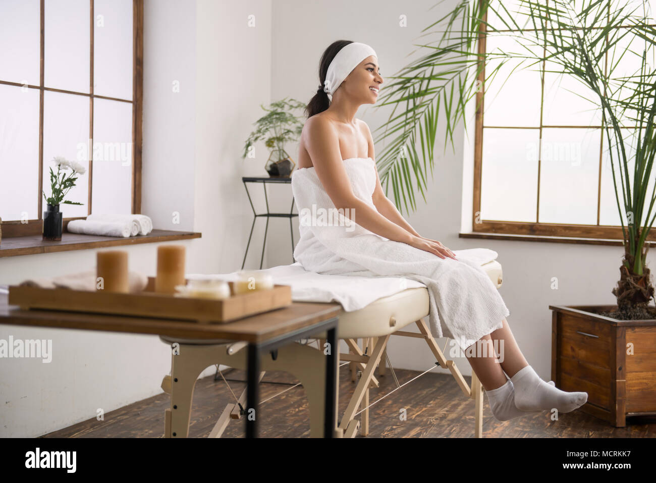 Positivo donna felice che mostra le sue emozioni Foto Stock