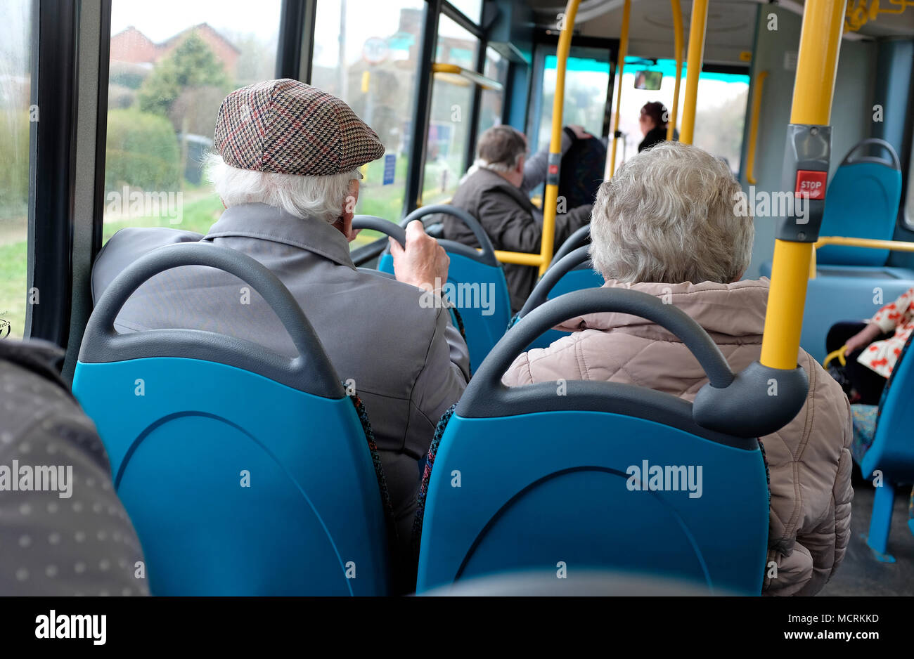 Coppia di anziani sul trasporto pubblico rurale servizio bus, Norfolk, Inghilterra Foto Stock