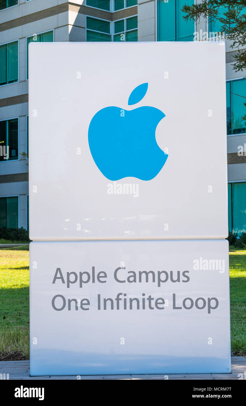 CUPERTINO, CA/USA - Luglio 29, 2017: Apple Computer sede esterna e logo. Apple Inc. è una multinazionale americana tecnologico dell'azienda. Foto Stock
