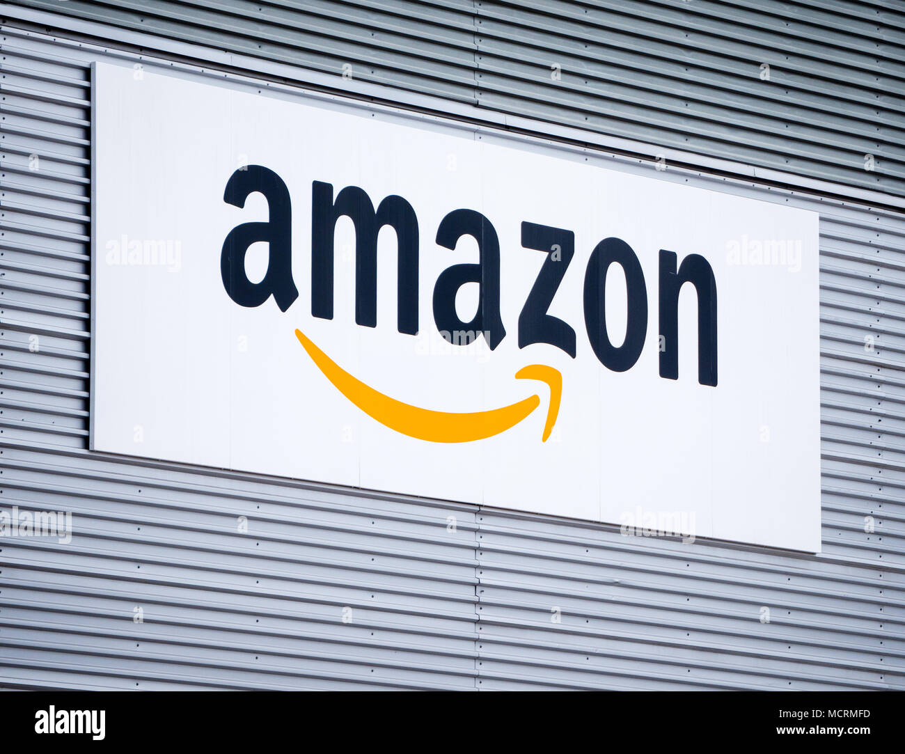 Logistica di Amazon, un centro di distribuzione, Theale Reading, Berkshire, Inghilterra, Regno Unito,GB. Foto Stock
