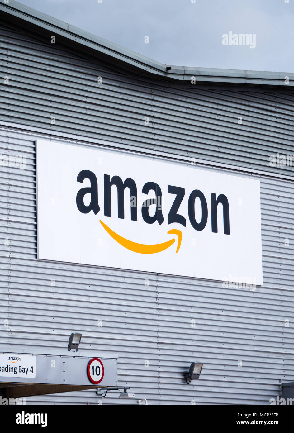 Amazon Logistics, Centro di distribuzione, Theale, Reading, Berkshire, Inghilterra, Regno Unito, GB. Foto Stock