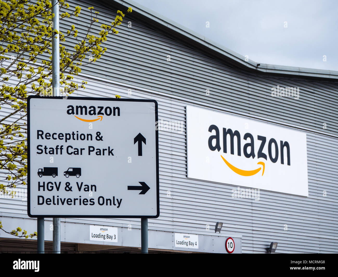 Logistica di Amazon, un centro di distribuzione, Theale Reading, Berkshire, Inghilterra, Regno Unito,GB. Foto Stock