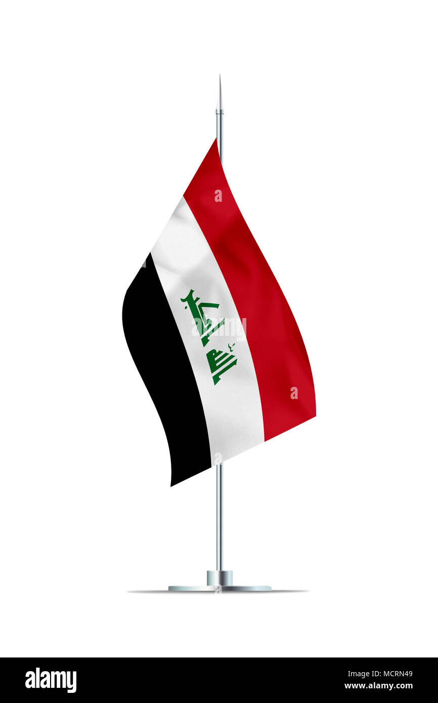 Piccolo Iraq bandiera su un palo metallico. La bandiera è ben dettagliate texture tessili. Isolato su sfondo bianco. Il rendering 3D. Foto Stock