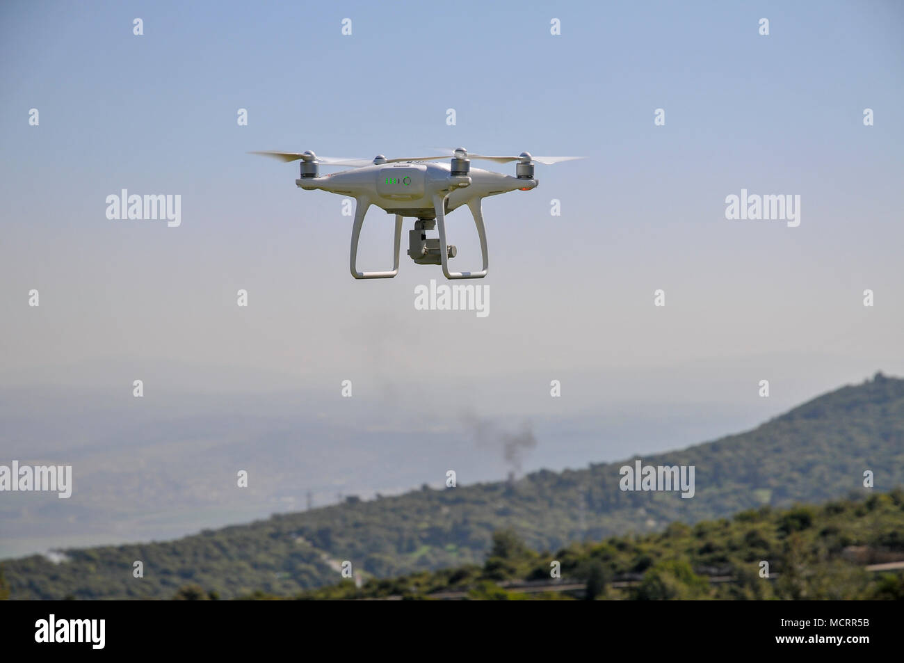 Telecomando Quadrocopter, fuco, con fotocamera battenti contro un cielo blu Foto Stock