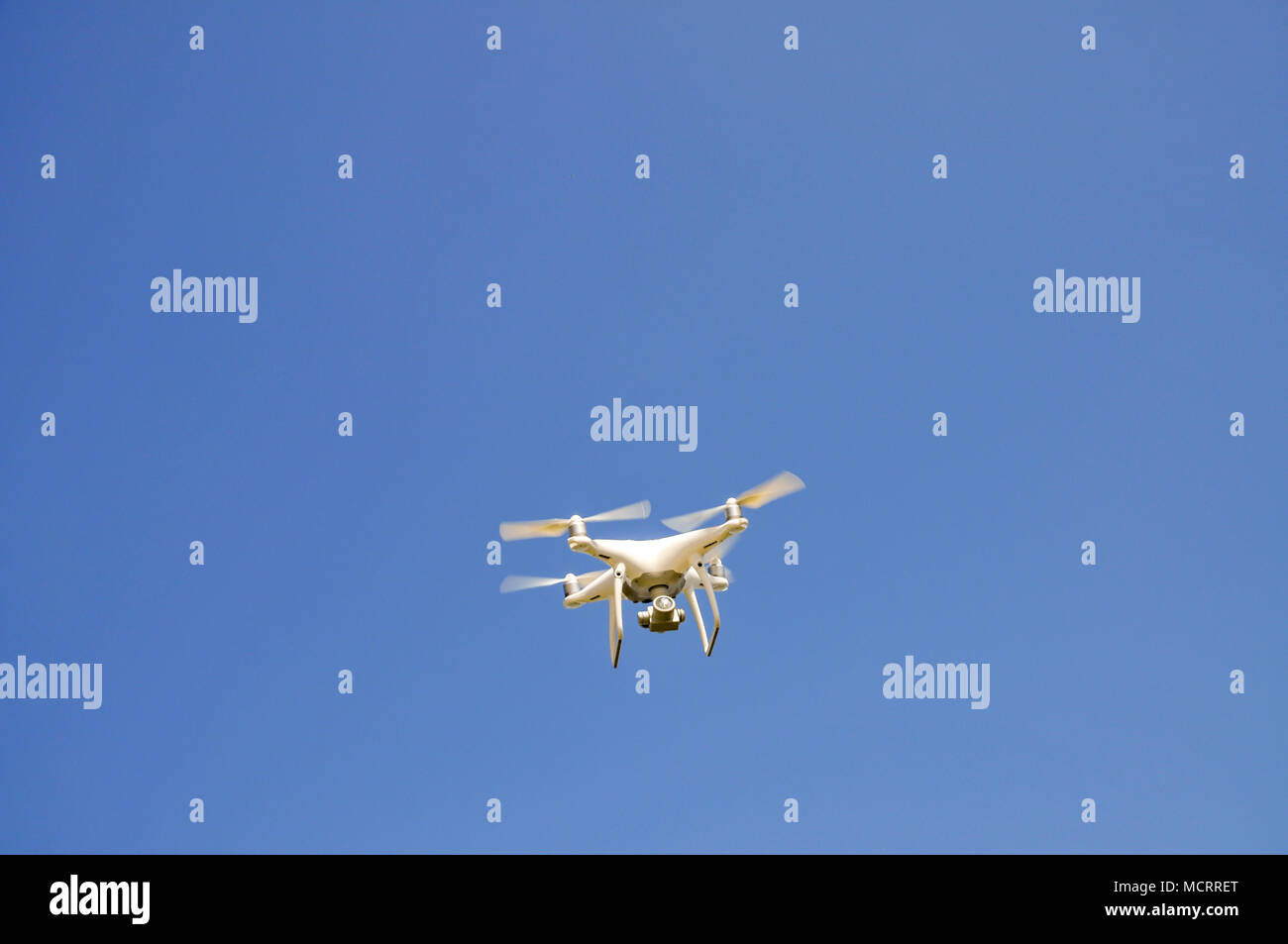 Telecomando Quadrocopter, fuco, con fotocamera battenti contro un cielo blu Foto Stock