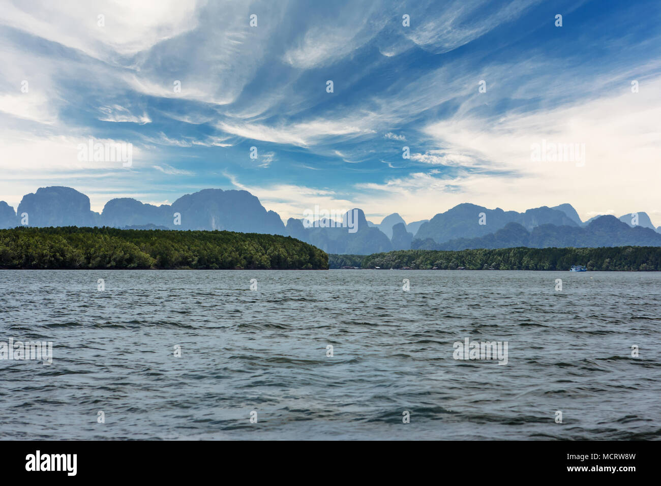 Costa di Krabi isola con le nuvole in alta venti postare un cielo blu, Thailandia Foto Stock