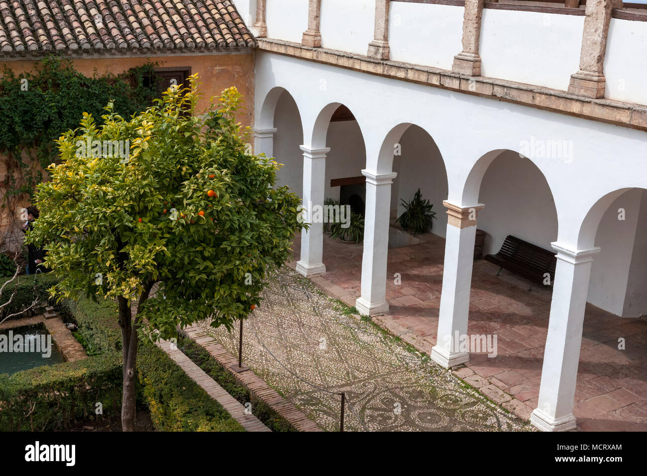 Il porticato del Pabellón Norte (Padiglione Nord) nella parte anteriore del Patio de los Cipreses, Palacio del Generalife, Alhambra di Granada, Andalusia, Spagna Foto Stock