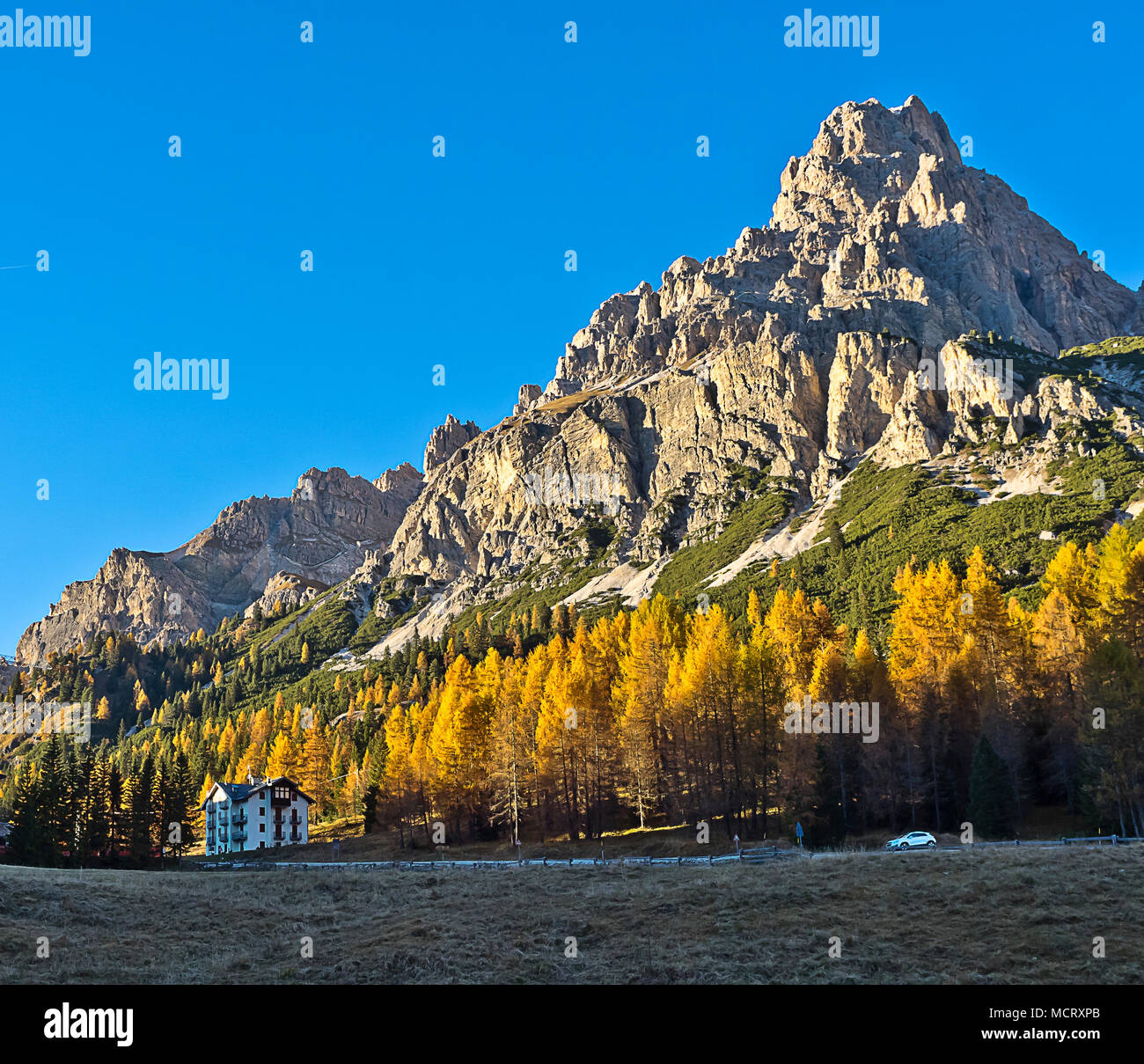 Dolomiti, montagne, il paesaggio, i colori autunnali, casa singola, Italia Foto Stock