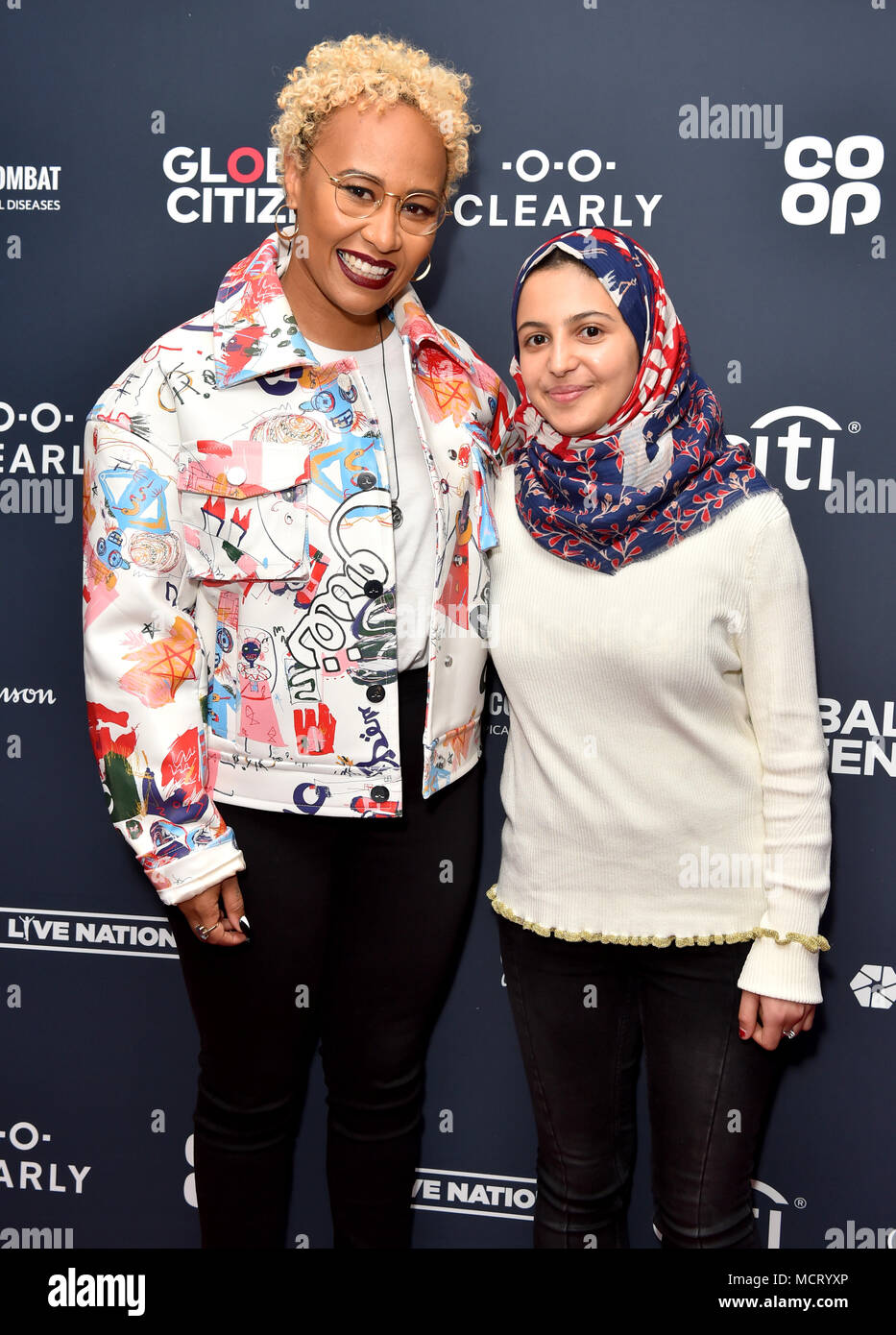 Emeli Sande (sinistra) e Muzoon Almellehan frequentando il cittadino globale evento live tenutosi presso il 02 Brixton Academy di Londra. Foto Stock