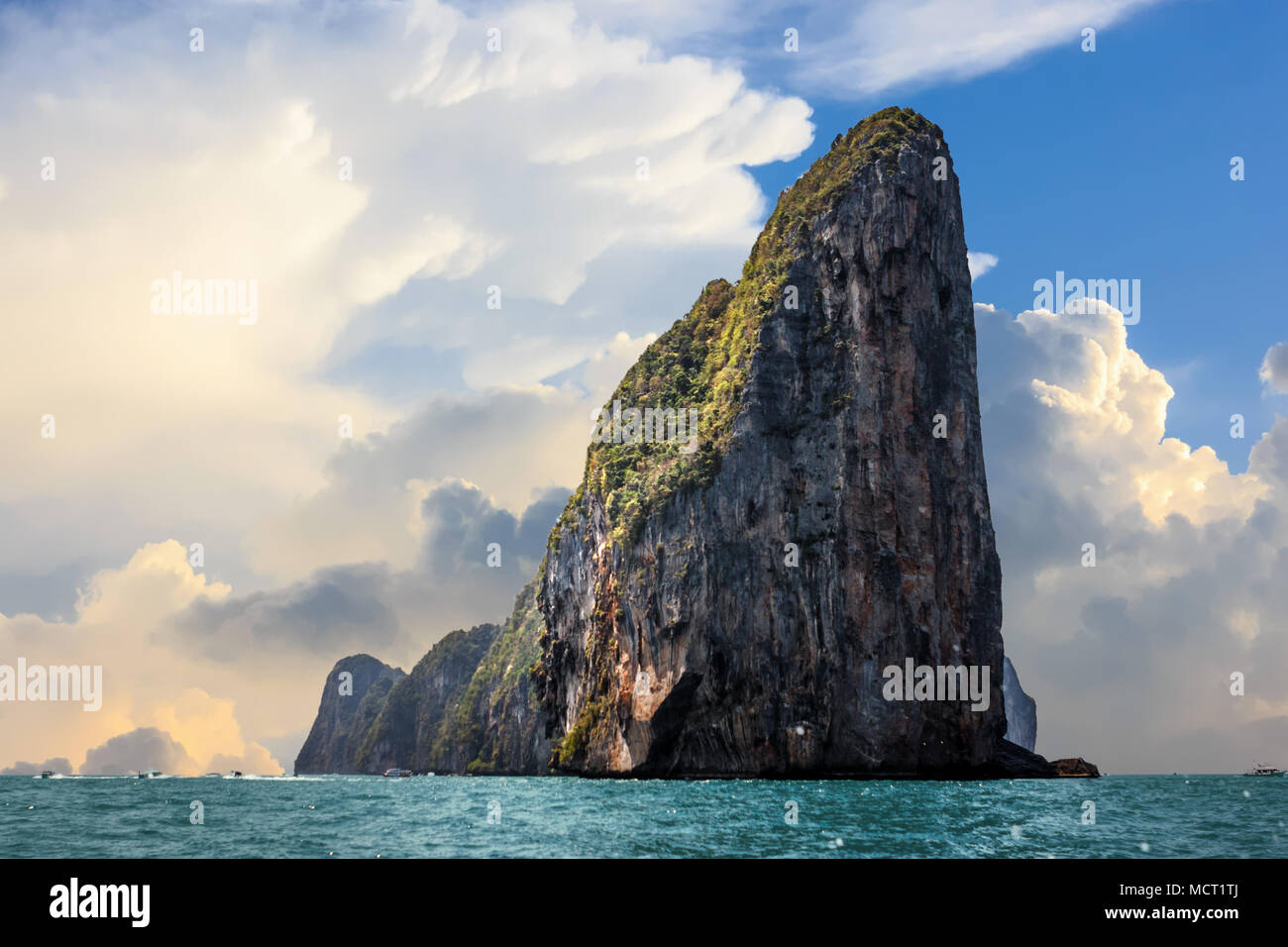 Vista panoramica della rupe di Phi Phi leh con grandi nuvole sopra un cielo blu, Phi Phi island, Thailandia Foto Stock