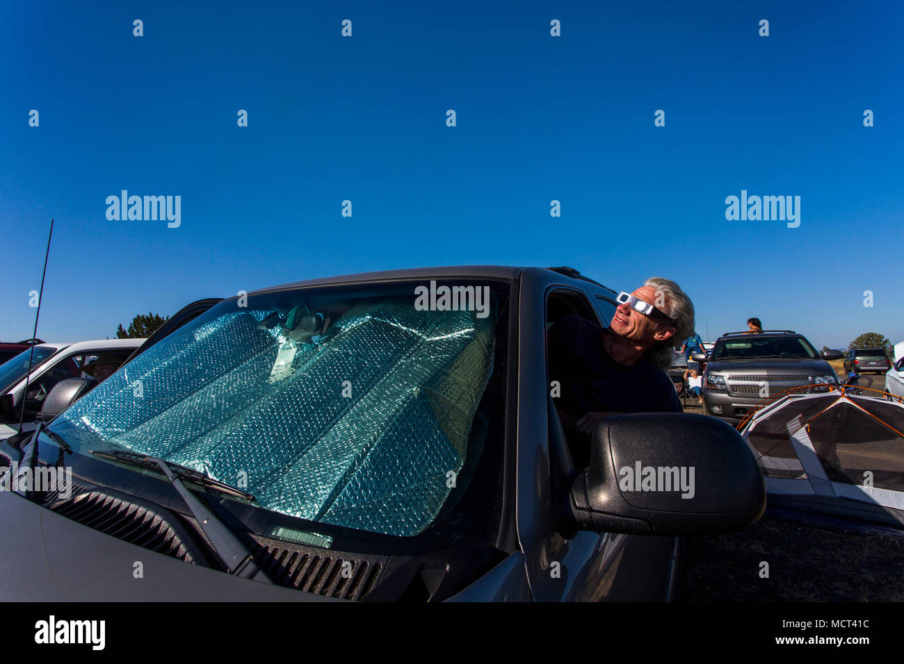 L'uomo guarda eclissi solare da auto, 8 agosto 2017, Maupin, Oregon, Stati Uniti d'America Foto Stock