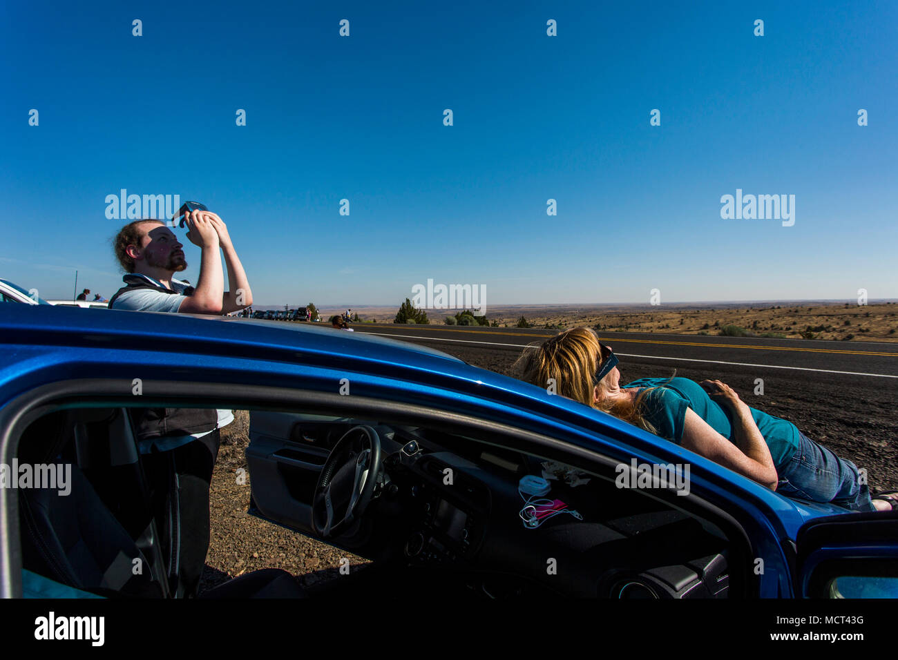 Guardare la gente eclissi solare, 8 agosto 2017, Maupin, Oregon, Stati Uniti d'America Foto Stock