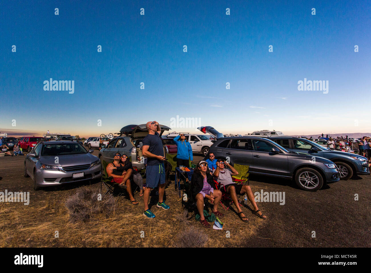 Gruppo di persone che guardano eclissi solare, 8 agosto 2017, Maupin, Oregon, Stati Uniti d'America Foto Stock