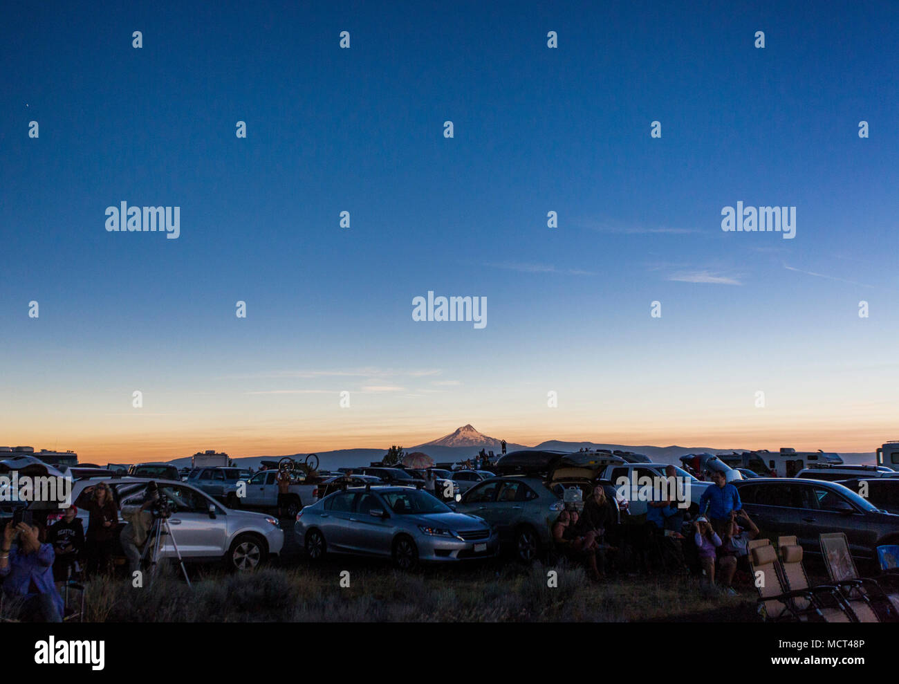 Le persone si sono riunite per guardare eclissi solare, 8 agosto 2017, Maupin, Oregon, Stati Uniti d'America Foto Stock