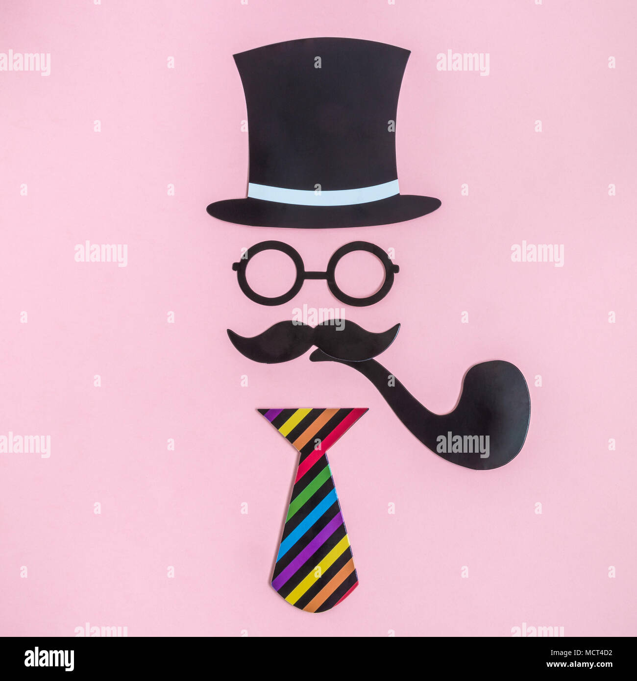 Retrò hipster man con il tabacco un tubo fatto di carta puntelli sul rosa pastello minima di sfondo concetto creativo. Foto Stock