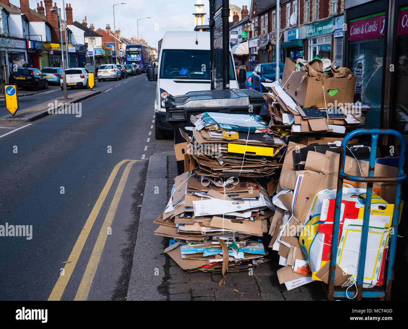 Il cartone al di fuori dei negozi di alimentari, Oxford Rd, Tilehurst, Reading, Berkshire, Inghilterra, Regno Unito, GB. Foto Stock