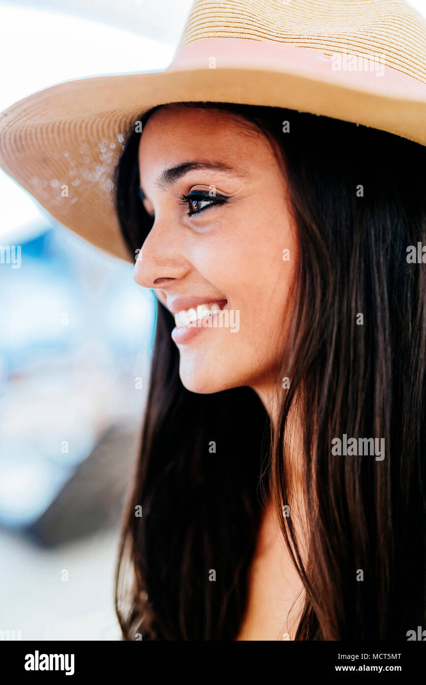 Attraente giovane donna in hat Foto Stock