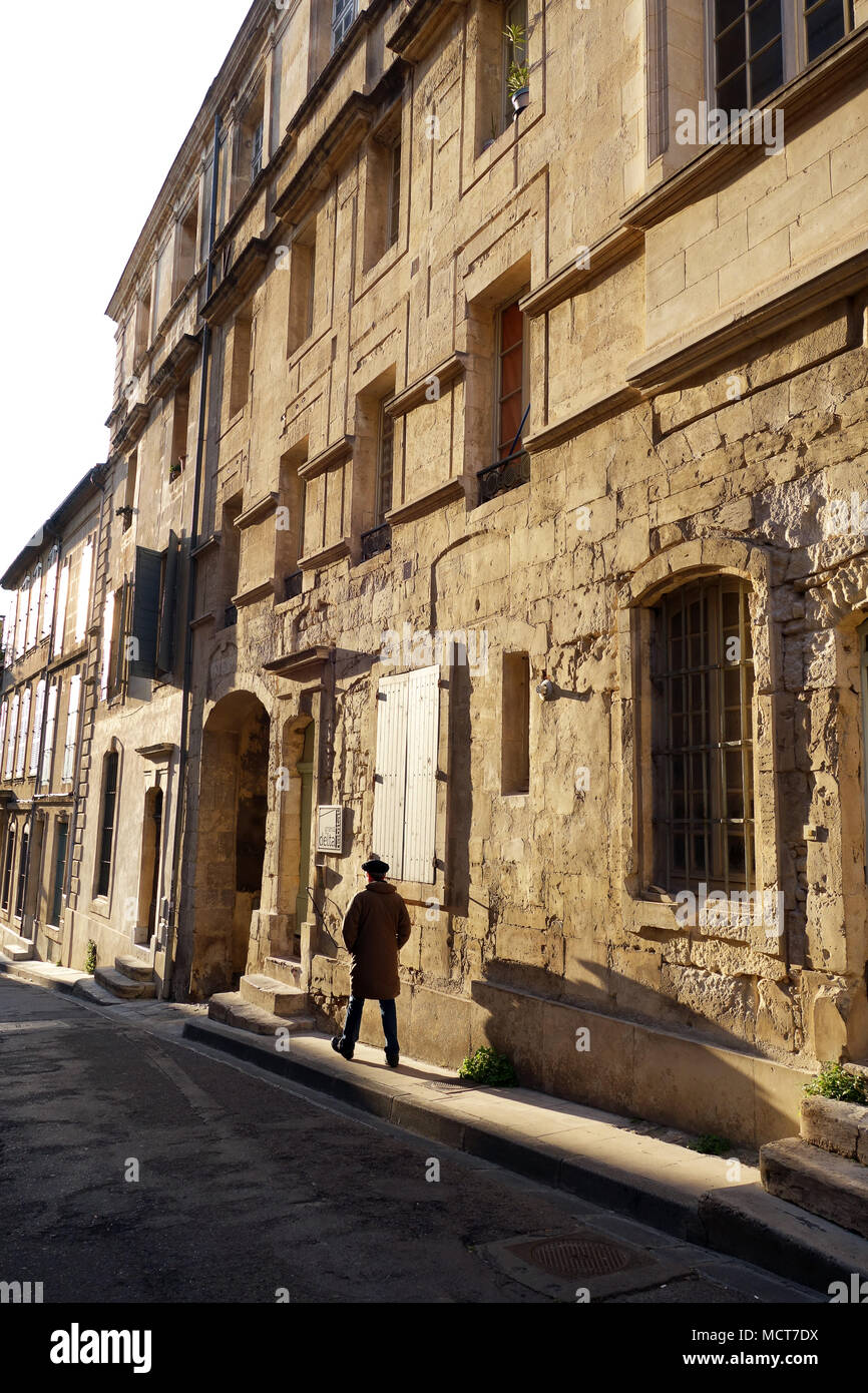 Lunghe ombre serali gettate da un uomo francese che indossa un berretto ad Arles in Francia Foto Stock