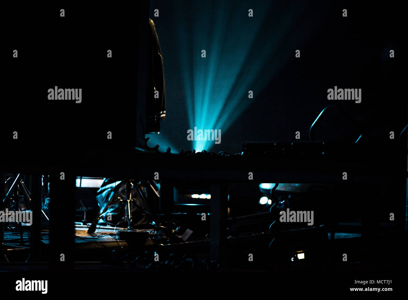 Laser show. Concerto di musica elettronica di notte al festival  dell'estate. Colorate, abstract Luci da palco Foto stock - Alamy