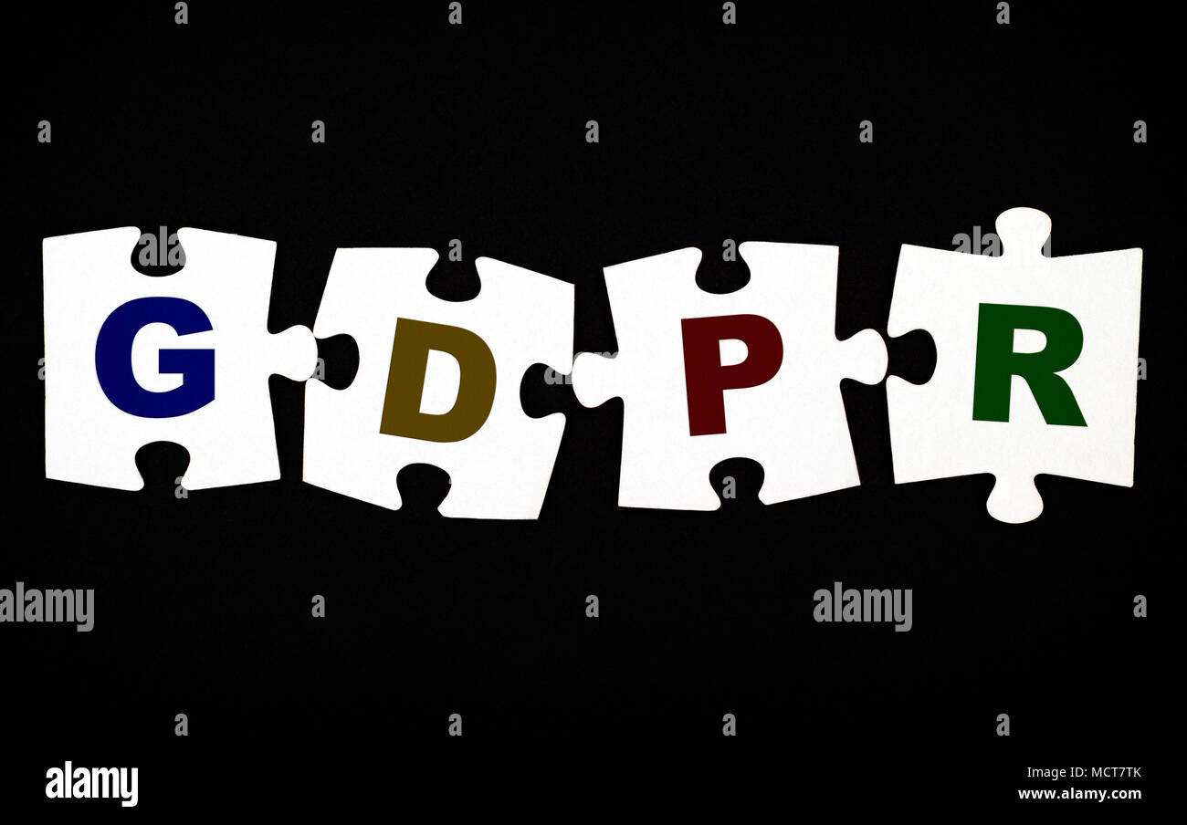 Quattro pezzi di un puzzle con lettere generale sulla protezione dei dati (regolamento il PILR) su sfondo nero. Close-up. Foto Stock