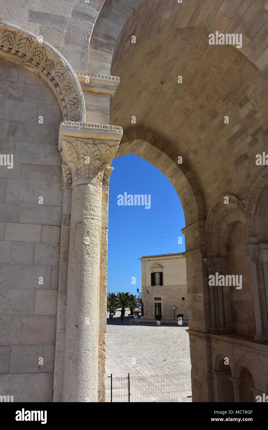 L'Italia, la Puglia, la Cattedrale di Trani, Dettagli della facciata principale. esempio di romanico pugliese architettura. Dettagli dell'AMI Foto Stock