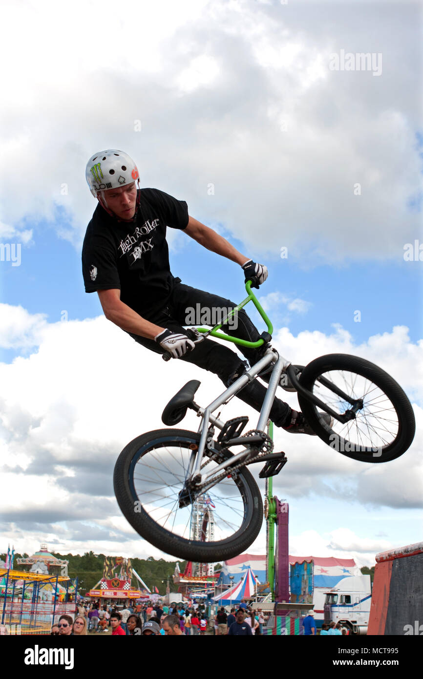 Un giovane uomo con il High Roller club BMX gira la sua moto mentre si esegue una BMX stunt in Georgia State Fair on September 27, 2014 in Hampton, GA. Foto Stock