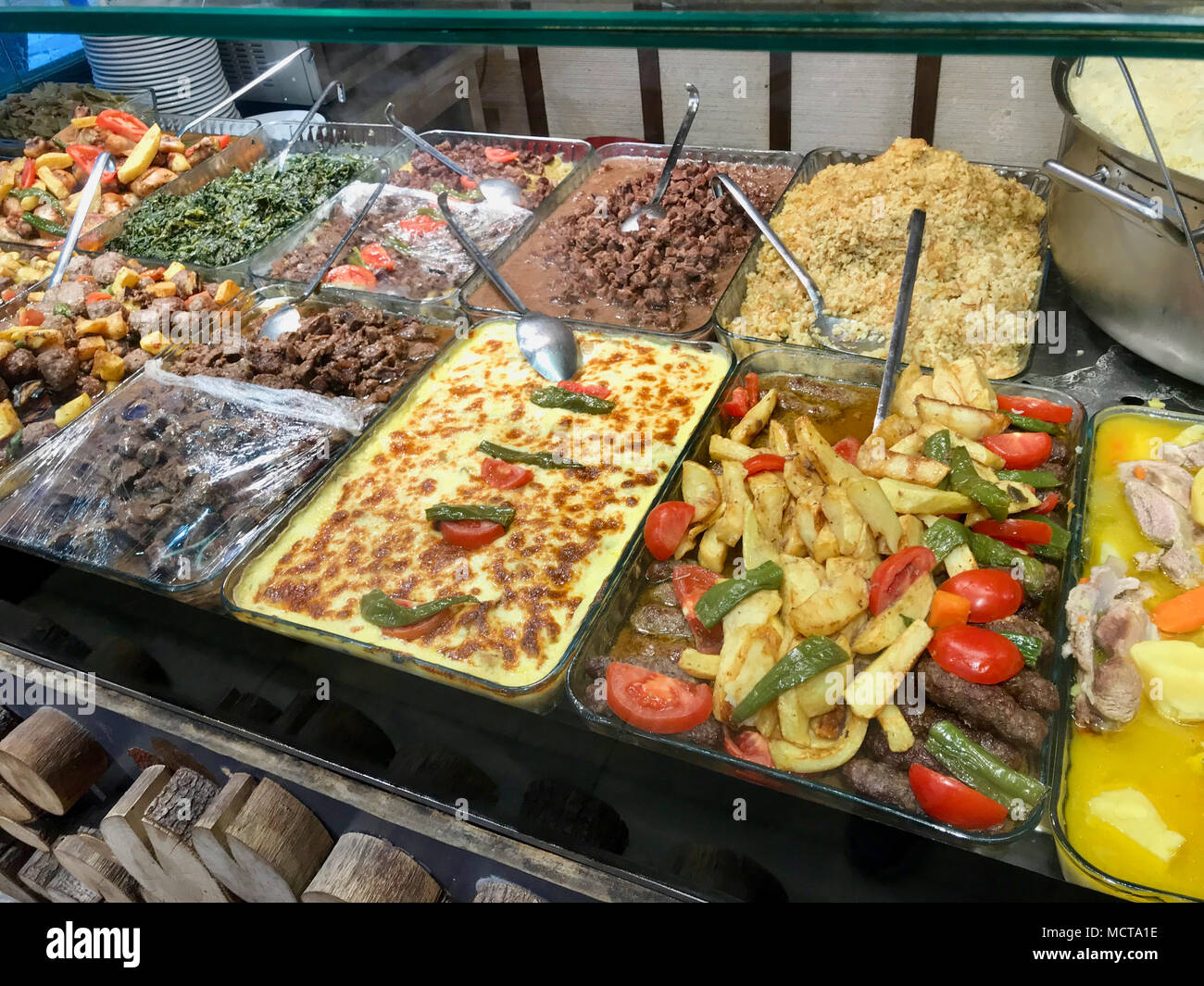 Tradizionale Turca / Karadeniz cibi fatti in casa serviti in grandi vassoi in ristorante per la vendita. Foto Stock