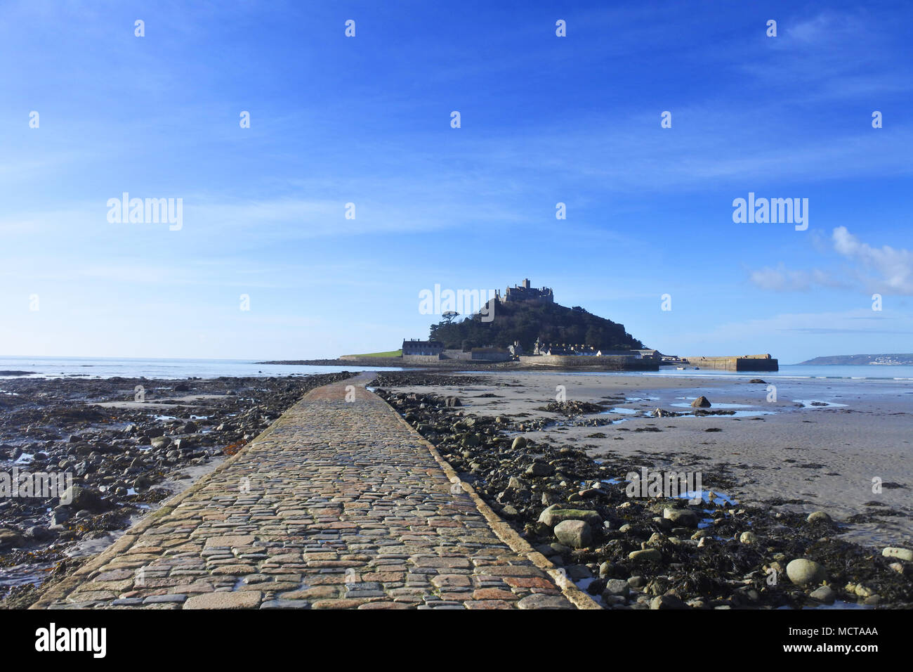 La causeway a bassa marea permettendo di accedere a piedi a San Michele di monte, Cornwall, Regno Unito - Giovanni Gollop Foto Stock