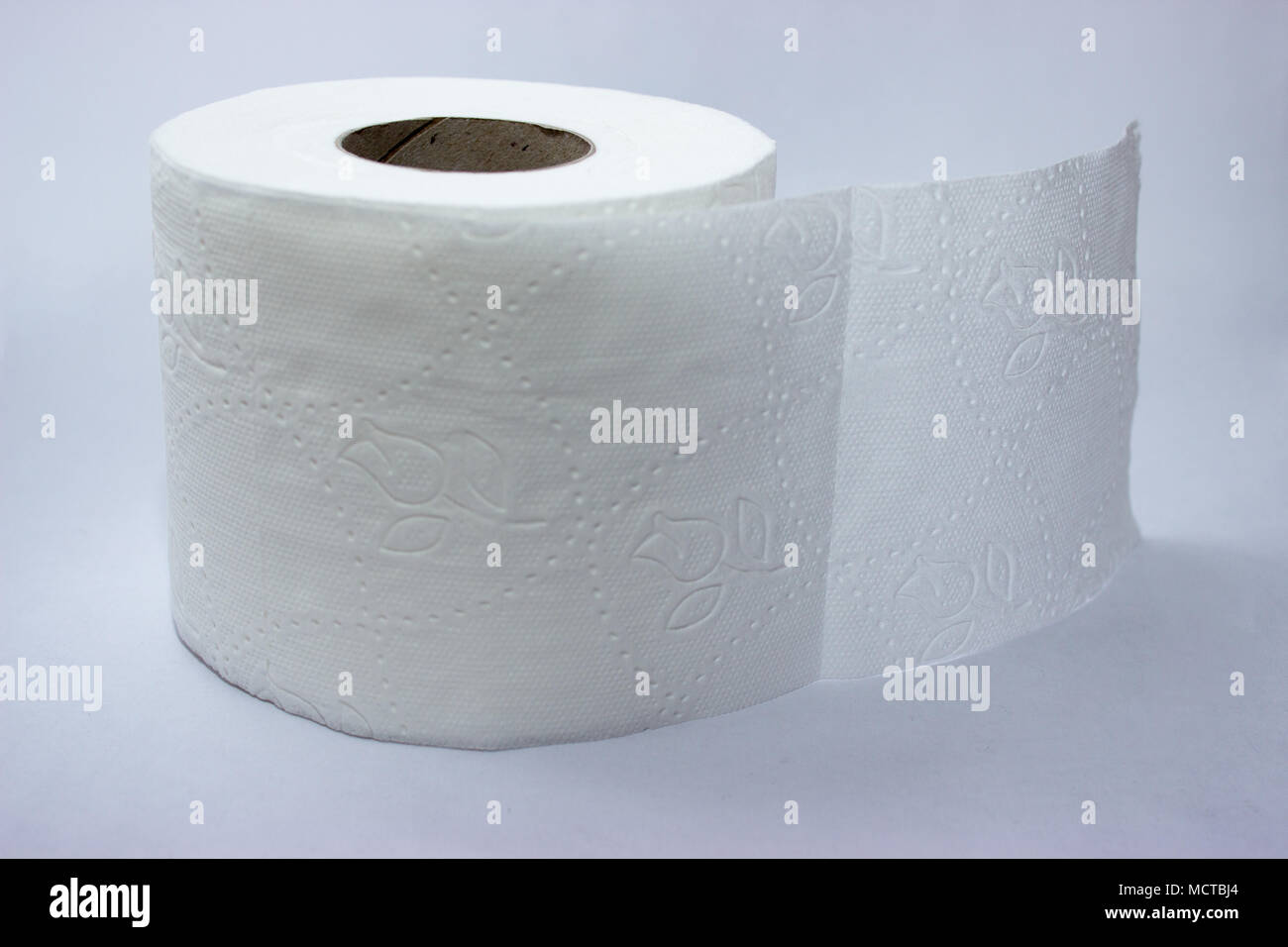 Carta igienica isolate su uno sfondo grigio Foto Stock