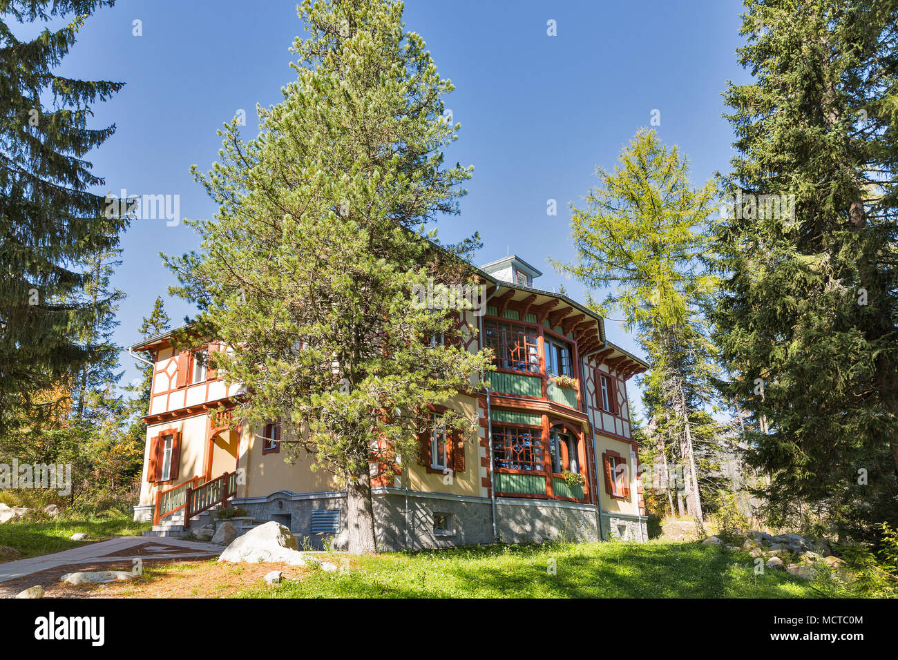Bella casa sul villaggio di Strbske Lake Shore in Slovacchia. Si tratta di un preferito ski, turistico e il resort per la salute nei monti Tatra. Foto Stock