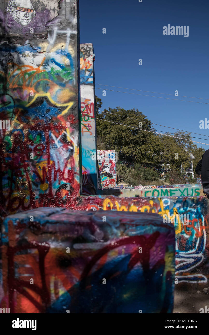 Una struttura di calcestruzzo viene stratificato con vernice spray al castello di colline Graffiti Park di Austin, Texas. Foto Stock
