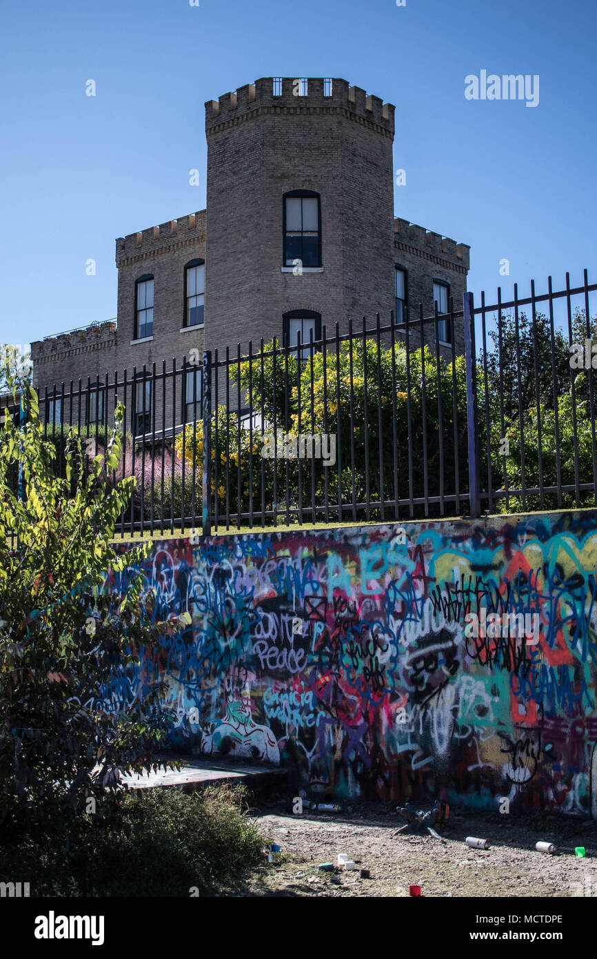 Graffiti sotto il castello di Castello Parco delle Colline, Austin, Texas Foto Stock