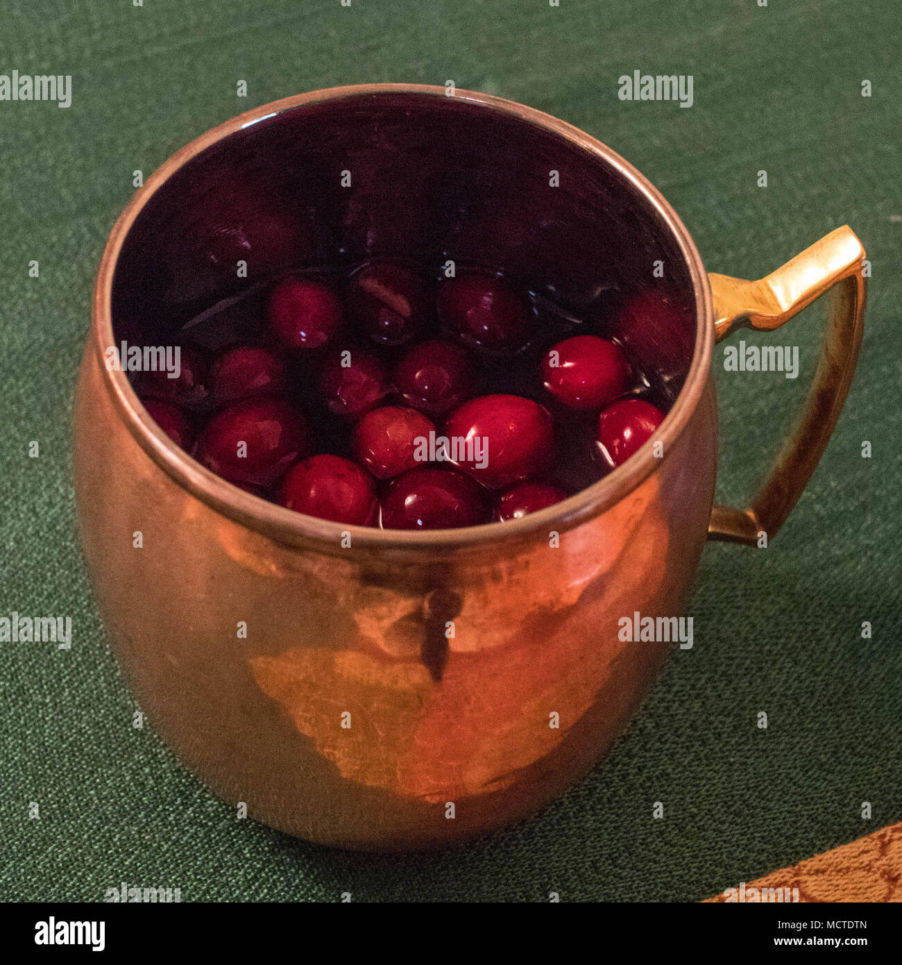 Ringraziamento punzone di mirtillo palustre nella tazza di rame. Foto Stock