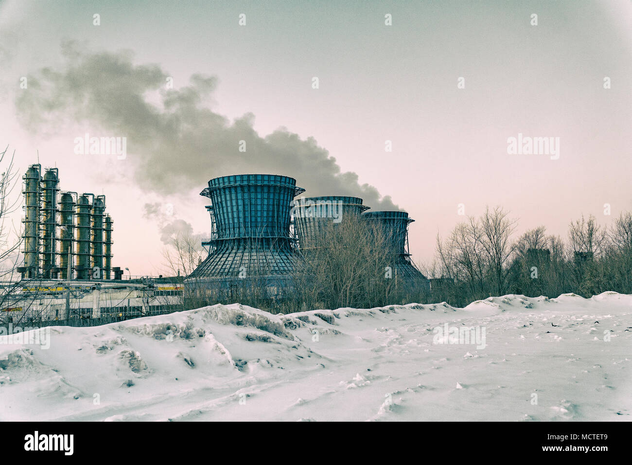 Torri di raffreddamento di un impianto petrolchimico Foto Stock