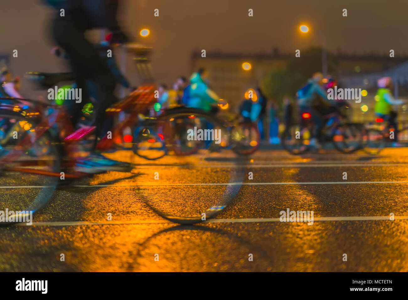 Sagome di gruppo colorato i ciclisti sulle strade della città, astratta, motion blur. City bike festival. Concetto di stile di vita moderno, uno stile di vita sano, Foto Stock