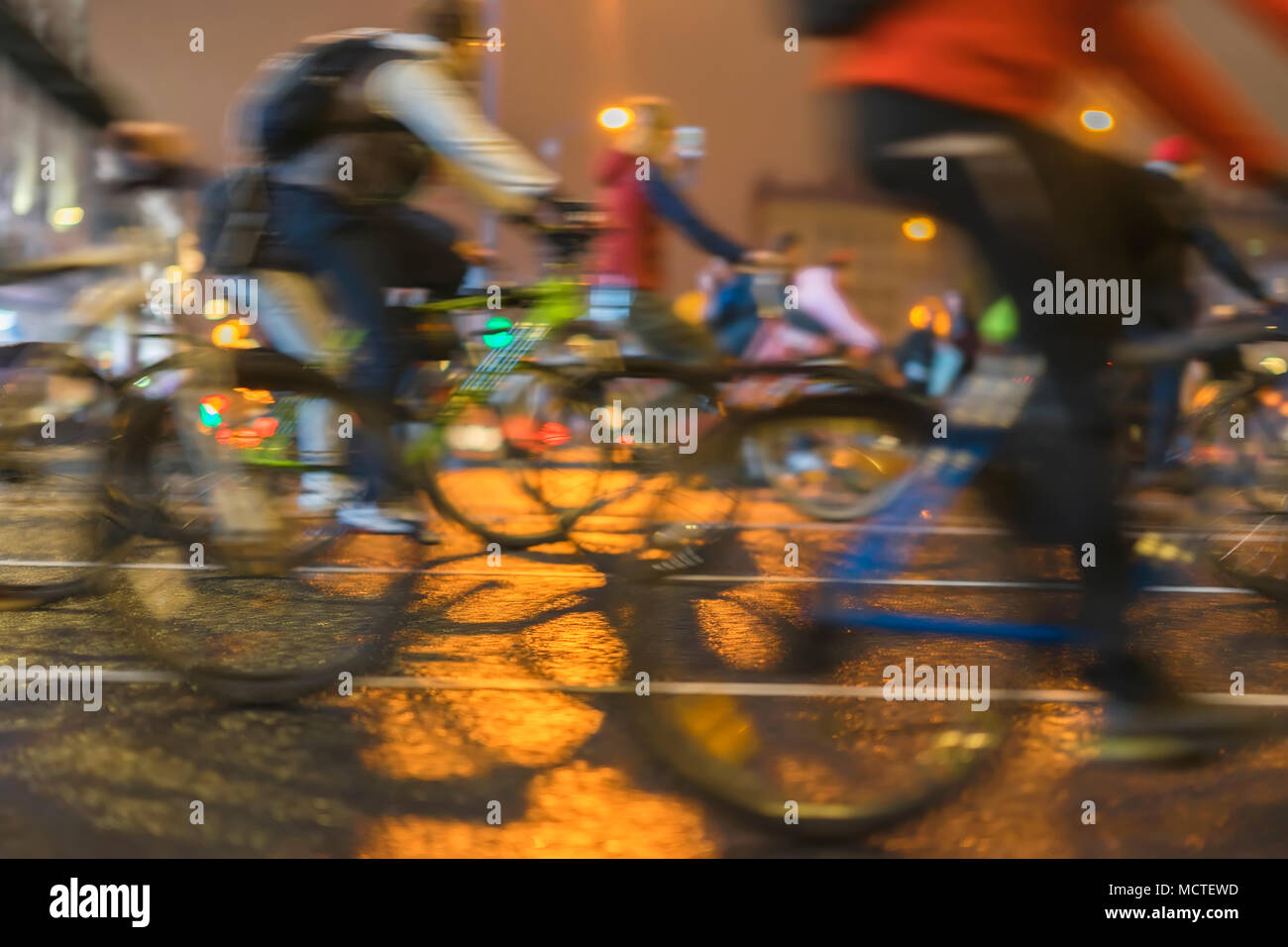 Abstract sfondo colorato di un gruppo di ciclisti su strada della citta'. Sfilata di ciclisti, effetto di sfocatura, irriconoscibili volti. Sport e fitness e benessere Foto Stock