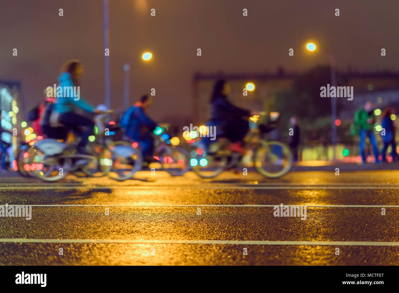 Silhouette di cavalcare i ciclisti. Sfilata di ciclisti in città, notte, astratta, motion blur. Moderno stile di vita attivo, uno stile di vita sano concetto Foto Stock
