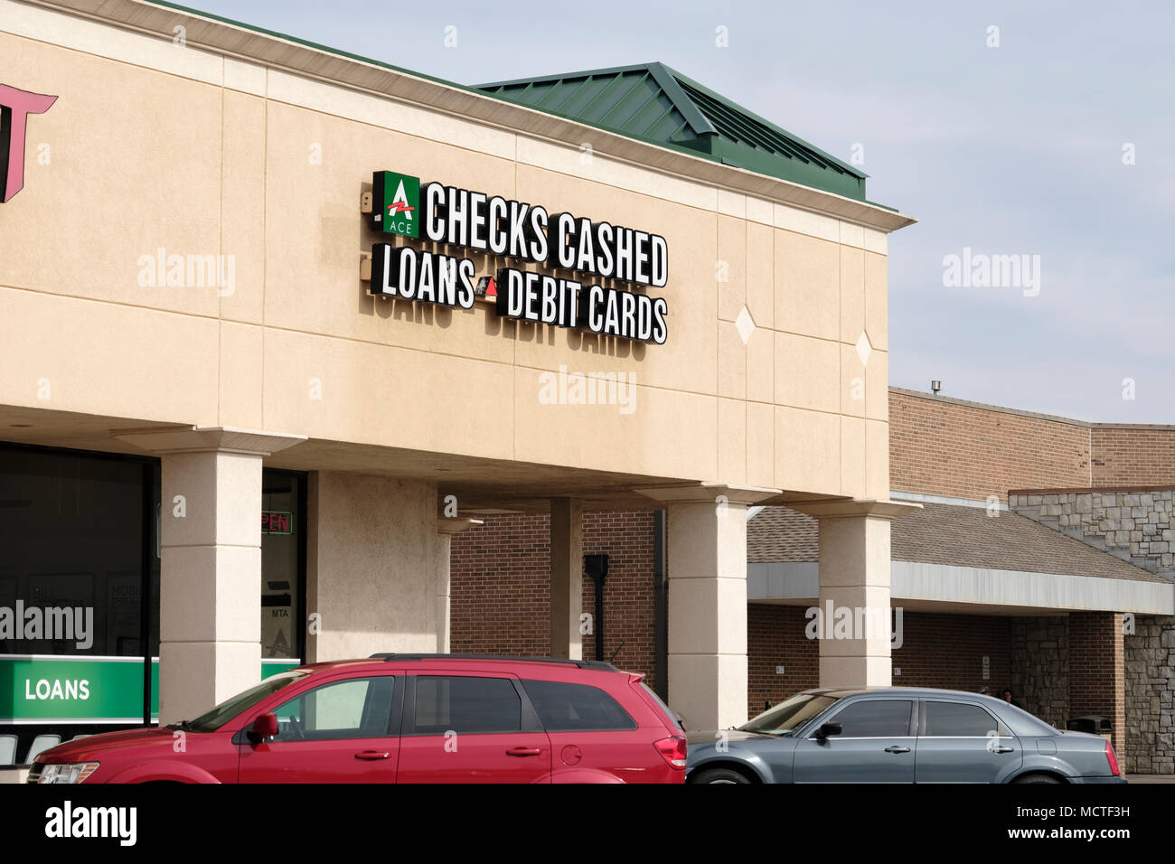 La vetrina o il negozio di fronte ad un controllo di incassare e prestito business in Oklahoma City, Oklahoma, Stati Uniti d'America. Foto Stock