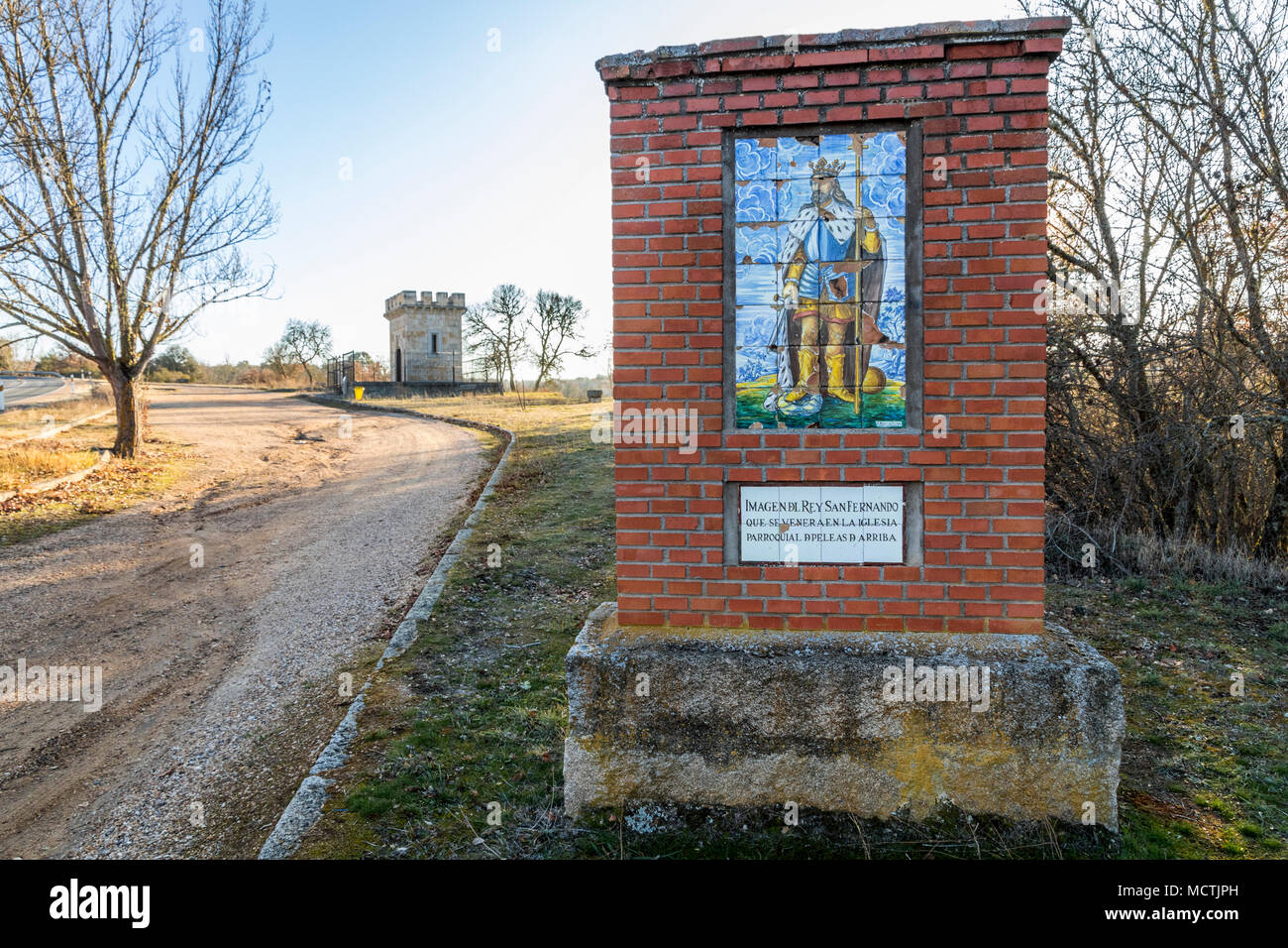 Peleas de Arriba, Spagna. Dipinto piastrelle che rappresentano il re Ferdinando III di Castiglia, il Santo, vicino alla sua casa natale nell'ex monastero di Valparaiso Foto Stock