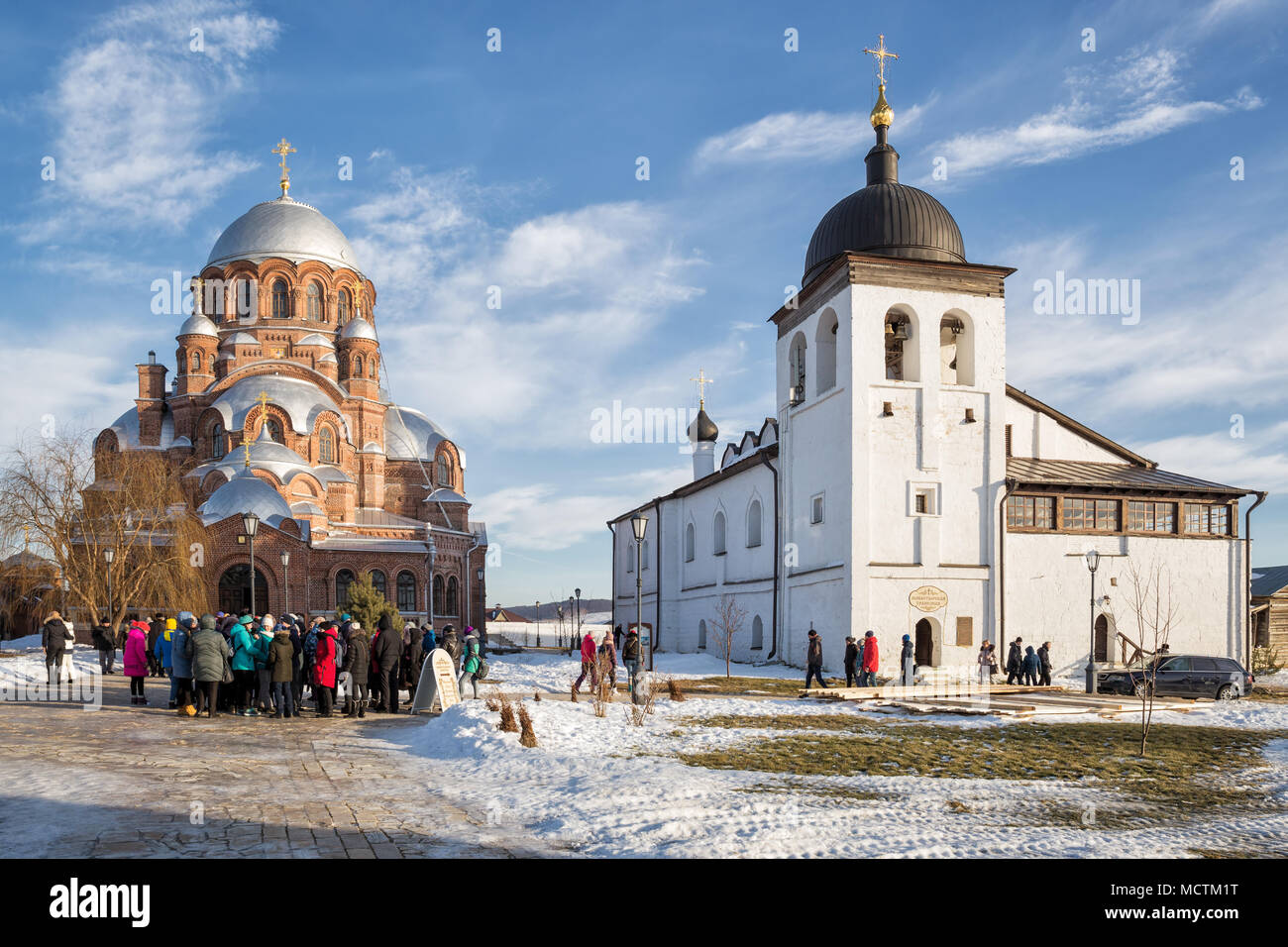 Sviyažsk, Russia - 05 gennaio 2018: Escursione Gruppo sul territorio di San Giovanni Battista Monastero di Sviyažsk Foto Stock